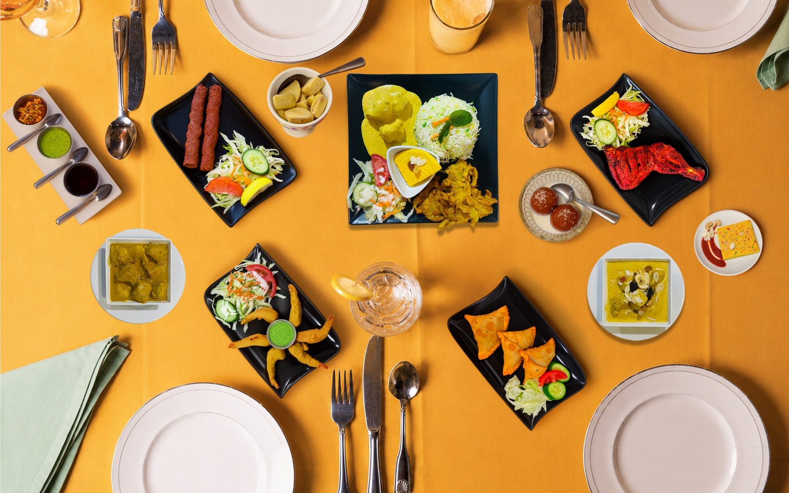 Une sélection de plats du Palais Indien dressés sur la table
